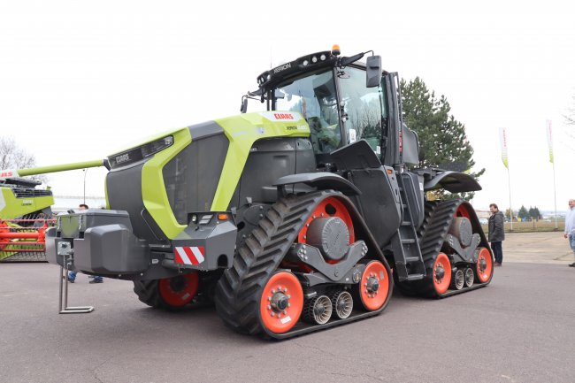 Venkovní ploše vévodil nový čtyřpásový traktor Claas Xerion 12.650 Terra-Trac, který si již našel svého majitele.
