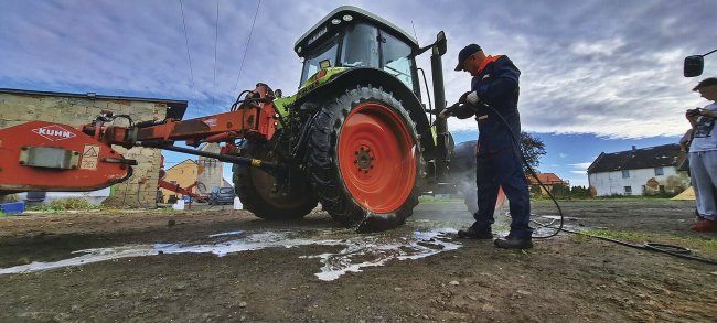 Hyperin Agri dokonale odstraňuje stopy hmyzu, zaschlý prach, bláto, zbytky chemikálií a další nečistoty. Je bezpečný pro pokožku a životní prostředí.