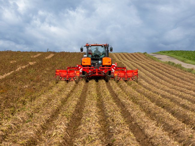 Grimme TOPPA 800 s RidgeRunner kolečky přítlaku na hrůbek v pracovní poloze.