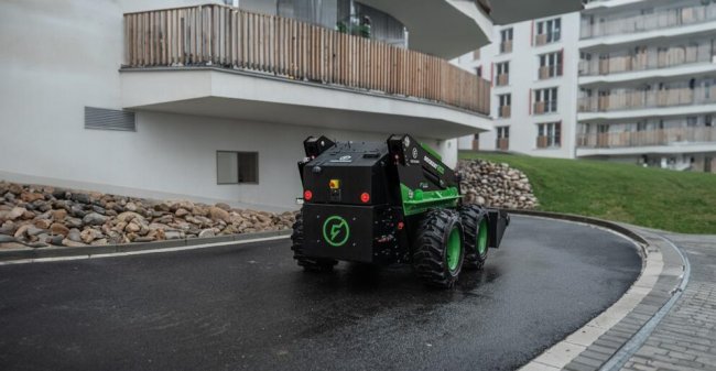 Extrémní přesnosti stroje je dosaženo díky čtyřem individuálním rychlostem pro hydraulické i pojezdové funkce.