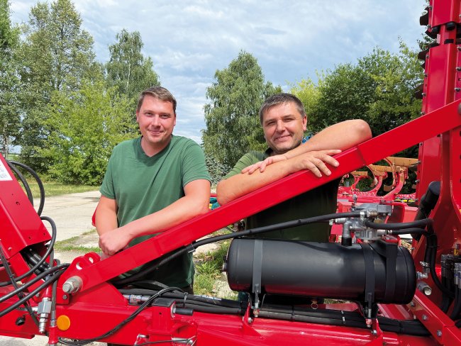 Vlevo Ing. Daniel Koktavý, agronom K+K Břilice, s Václavem Bumanem, který obsluhuje stroje Pöttinger.