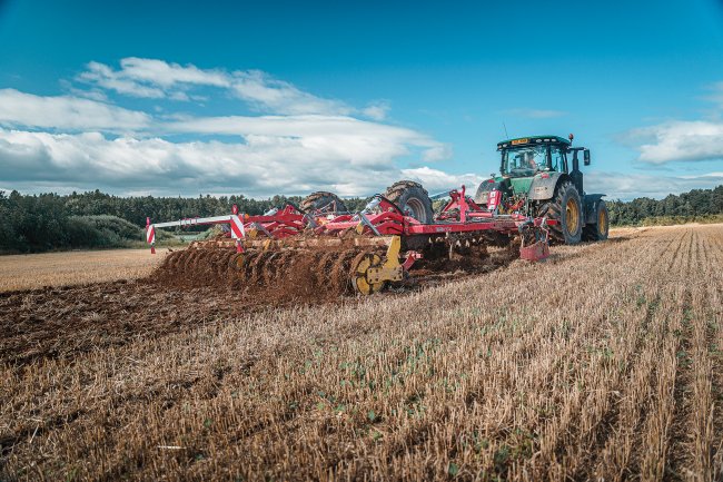 Radličkový podmítač/kypřič Pöttinger TERRIA 5040 s válcem TANDEM CONOROLL pracuje v podniku od roku 2021.