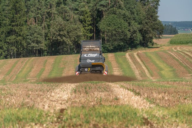 V profesionální verzi je rozmetadlo Fliegl KDS 140 k dispozici s „muck control“ širokorozmetací jednotkou se dvěma horizontálními válci a dvěma rozmetacími kotouči.