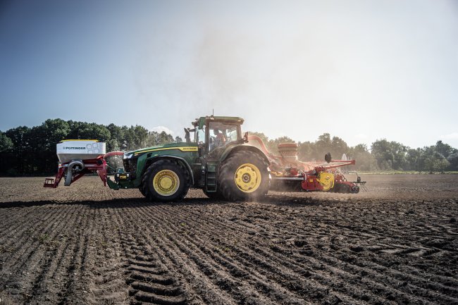 Šestimetrový pneumatický secí stroj Pöttinger AEROSEM 6002 FDD měl premiéru v K+K Břilice loni na podzim.