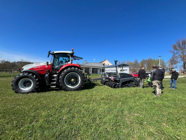 Výsev více plodin v jednom přejezdu pomocí secích strojů SKY Agriculture.