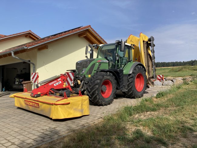 Stroje ROZMITAL agreguje farmář s traktory značky Fendt, konkrétně s modely Fendt 718 Vario a Fendt 207 Vario.
