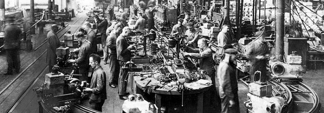 Výroba motorů v roce 1925.