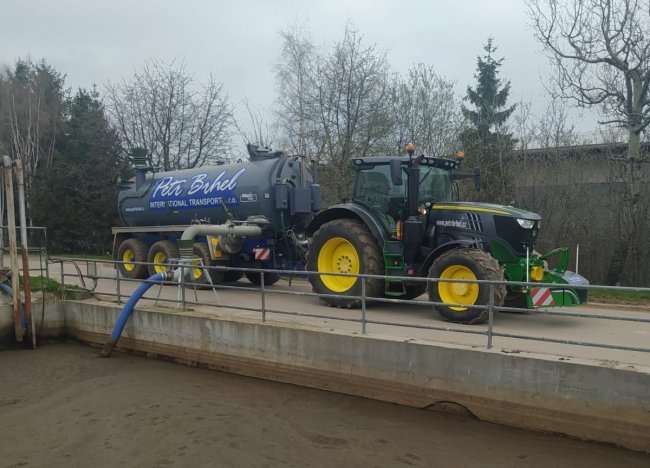 Úkolem cisterny Meprozet MAXI 3 Plus je dovážet kejdu či digestát z jímek zemědělských podniků k aplikátoru pohybujícího se výhradně na poli.