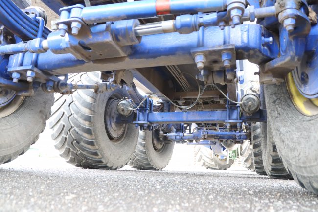 Na třech nápravách ADR jsou flotační radiální pneumatiky Alliance o rozměru 560/60 R22,5.