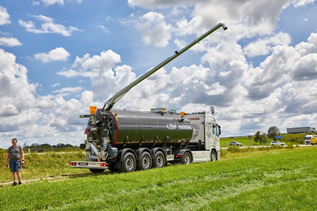 Rameno cisternového návěsu Fliegl STF 30.000 Truck Line lze otáčet o 360°.