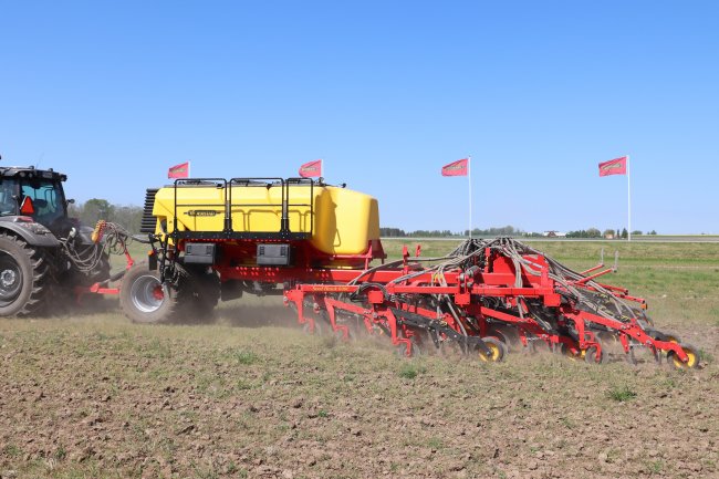 První polní předvedení secího stroje Väderstad Seed Hawk 600C evropským novinářům.