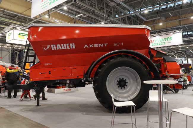 Největším vystaveným rozmetadlem byl tažený model Rauch Axent ve spojení s adaptérem na aplikaci minerálních hnojiv Rauch Axis.
