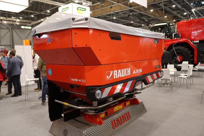 Představila se také vlajková loď nesených rozmetadel Rauch, model Rauch Axis M (mechanický pohon) a Rauch Axis H (hydraulický pohon).