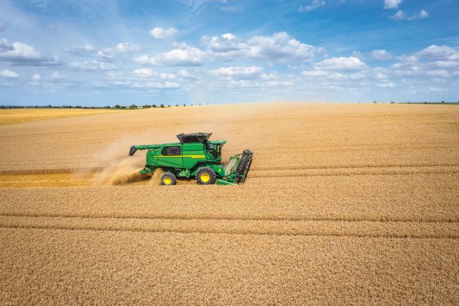 John Deere se zavázal zajistit zákazníkům maximální provozuschopnost s dodávkou 98 % náhradních dílů do 24 hodin.