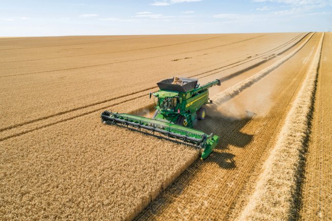 Šikmý dopravník je zkonstruovaný na stejnou šířku jako zbytek mlátičky John Deere T5 a T6.