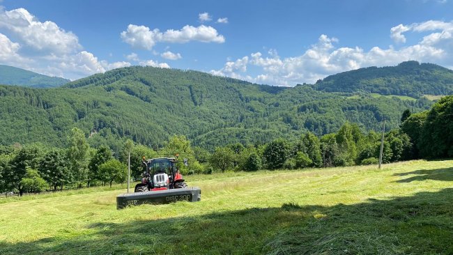 Čelní žací stroj SIP DISC 300 F ALP s těžištěm umístěným blízko u traktoru disponuje zavěšením s horizontálním úrovňovým vyrovnáváním pro perfektní přizpůsobení terénu.