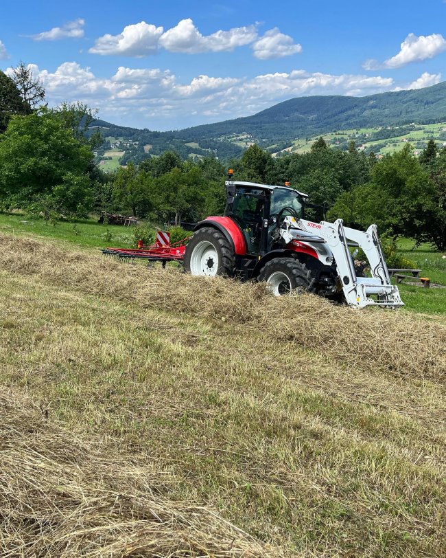 Velšovi zvolili lehkou verzi shrnovače s pracovním záběrem 4,7 metru.