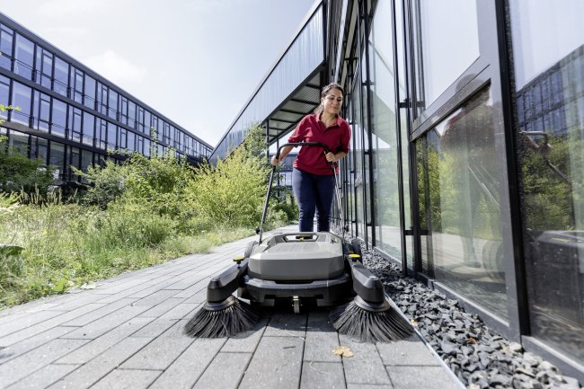 Kompaktní zametací stroj Kärcher KM 70/20 C pro flexibilní použití v interiéru a exteriéru.