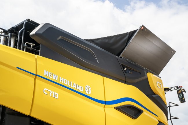 Nová sklízecí mlátička New Holland CR10.