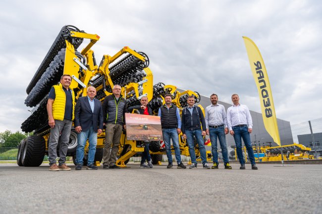 Společná fotografie se zástupci firem BEDNAR FMT a AGROSERVIS Višňové.