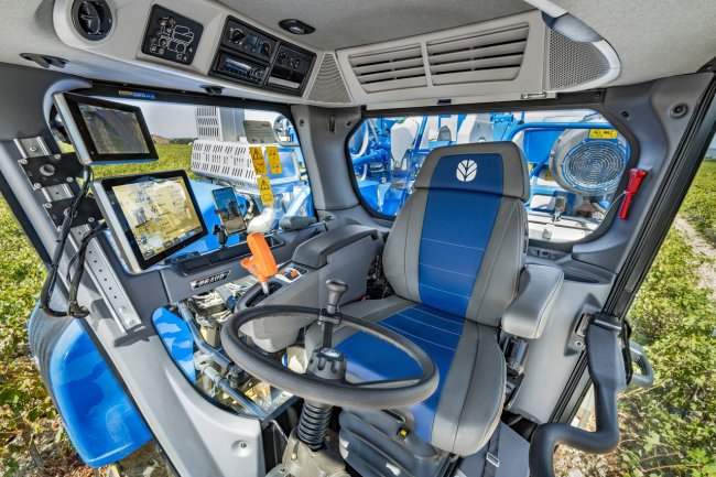Komfortní kabina u nového sklízeče New Holland Braud.