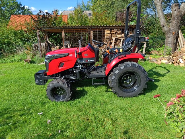 Stroj pana Bicka je osazen tří válcovým motorem Mitsubishi o výkonu 25 koní, synchronizovaná mechanická převodovka pak nabízí 9 rychlostí vpřed a 3 vzad.