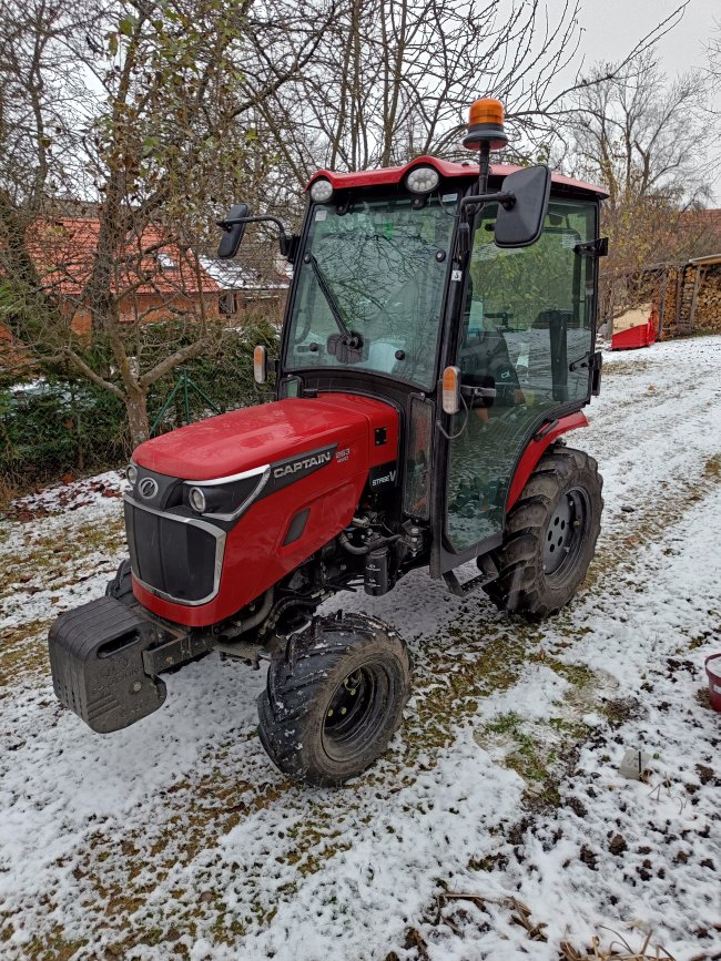 I přesto, že původně si pan Bicek vybral bezkabinový stroj, v průběhu zimy se rozhodl si pořídit na svůj Captain 263 kabinu.