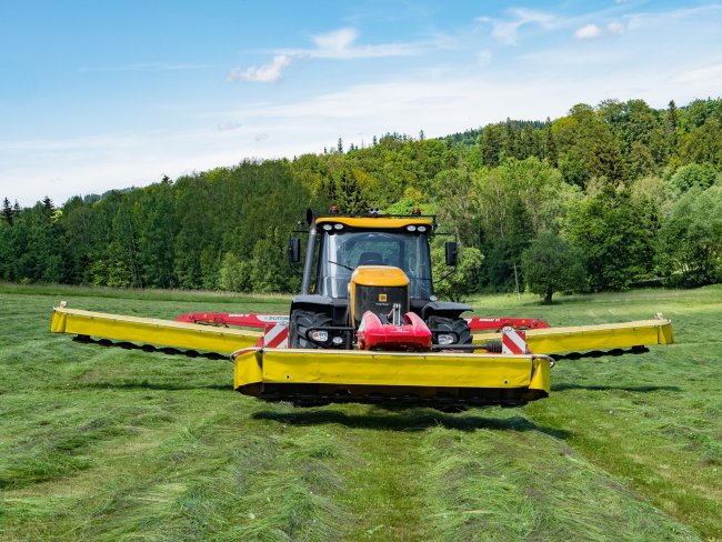 Žací kombinace NOVACAT S12 se vyznačuje velkým pracovním záběrem, kvalitou sečení, čistým řezem, stabilitou na svazích a nízkou spotřebou paliva.