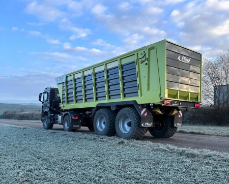 Zemědělský návěs zvládá díky velkým pneumatikám v rozměru až 800/45R30,5 též jízdu na nerovném či blátivém povrchu.