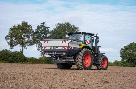 Rozmetadlo DX30+ s pracovním záběrem od 12 do 36 metrů a objemem od 1 500 do 3 000 litrů.