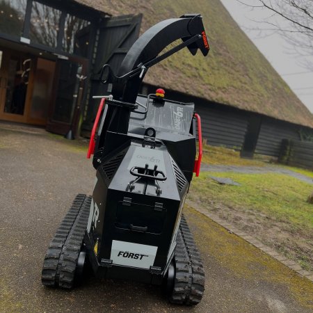 Štěpkovače Först využívají jednoduchý, ale vyspělý systém elektrického řízení AutoIntelligence, který se stará o veškerou elektroinstalaci stroje.