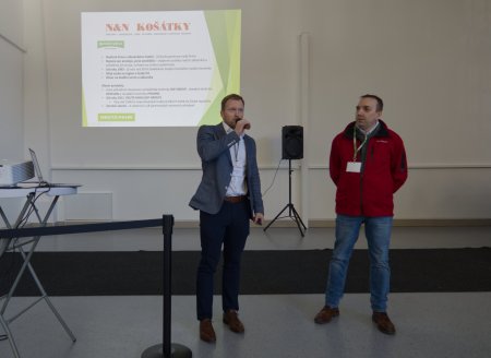 Ing. Václav Baštýř (za mikrofonem) představuje společnost GARNEA, která je zástupcem DEUTZ-FAHR pro Českou republiku. Vpravo od něj je Aleš Nezbeda z N&N KOŠÁTKY.