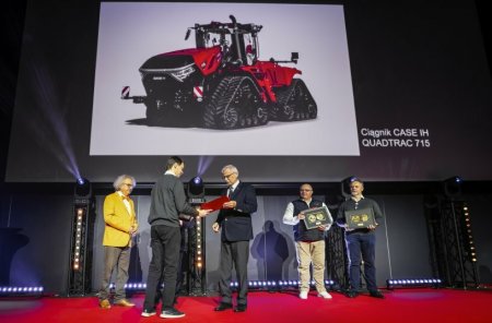 Medaili, která byla předána během výstavy na slavnostním ceremoniálu Agrotech 2025, převzal jménem společnosti Case IH Tomasz Koperski, produktový manažer pro traktory s vysokým výkonem.