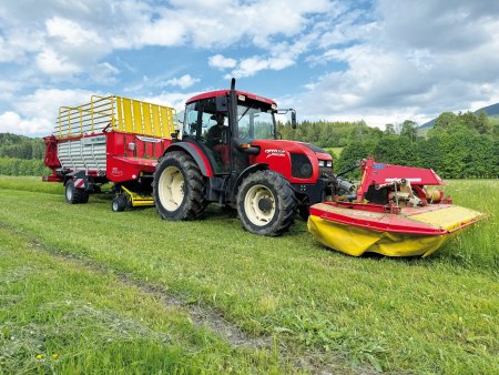 Samosběrací vůz BOSS 3210 DB MASTER s čelním žacím strojem NOVACAT 266 F sklízí píci na zelené krmení pro skot. Vůz je vybavený inovativní hrabicovou jednotkou EVOMATIC, kterou se nastavují parametry sklizně z hlediska průchodnosti a šetrné manipulace s pící. Sestava pracuje s traktorem o výkonu 95 k.