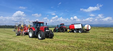 Čtyřrotorový shrnovač TOP 1403 C s pracovním záběrem až 14 metrů rychle a kvalitně připravuje rovnoměrné řádky pro lis IMPRESS 3160 VC PRO.