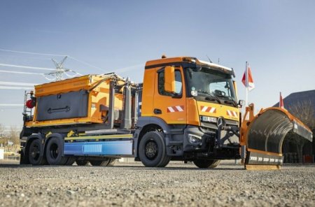 eActros 400 s radlicí a zásobníkem – tichý, výkonný a ekologický pomocník pro čištění silnic v zimním období.