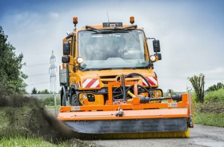 Unimog se zametacím systémem – ideální pro čištění silnic v letních měsících, cyklostezek i parkových cest.
