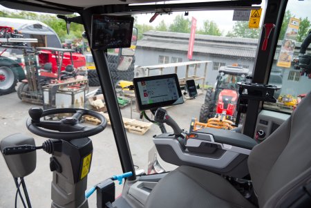 Pohled do kabiny řidiče s dotykovým ovládáním, displejem Trimble TMX-1260 a ergonomickým ovládacím panelem. Komfortní pracovní prostředí pro precizní aplikaci přípravků.