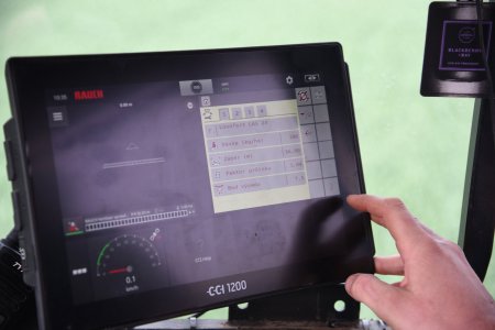 Univerzální ovládací terminál RAUCH CCI 1200 ISOBUS s 12,1palcovou dotykovou obrazovkou.