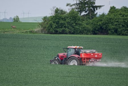 Systém (EMC) pro kontrolu regulace průtoku přináší řadu výhod. Zajišťuje přesné dávkování na každé straně kotouče, dávkování podle aplikačních map, rychlé nastavení variabilního záběru apod.