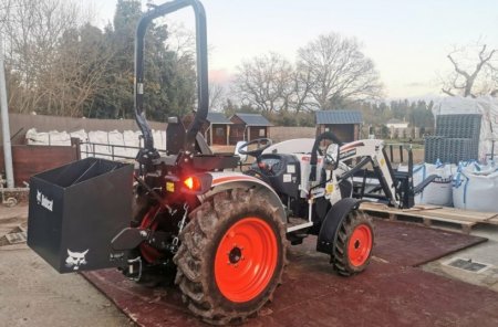 Bobcat CT2040 s čelním nakladačem v provozu.