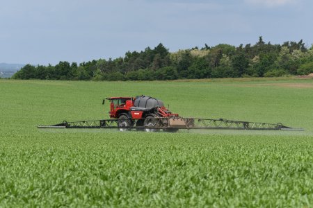 Postřikovačem Horsch Leeb VN 6300 nedaleko obce Zlonín.