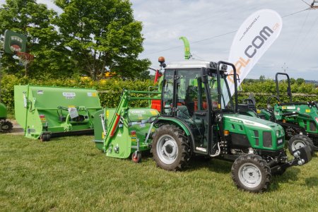 Kompaktní traktor Ferrari Raptor 25 s mulčovačem PERUZZO.