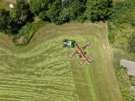 Čtyřrotorový shrnovač PÖTTINGER TOP 1403 C – pracovní záběr až 13,85 metru. Dokonalý přechod mezi sekáním a sběrem. Čistá práce, minimální ztráty listu. Tohle je profi řádkování na nejvyšší úrovni!