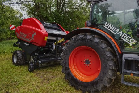 Lis Monster 870 CUT R s variabilní lisovací komorou dokáže tvořit balíky o průměru 80–170 cm a disponuje řezacím ústrojím, které ovlivňuje slisování hmoty a následný proces rozdružování.