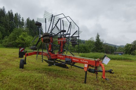 Středový shrnovač RA2072 se dvěma rotory je určený pro rozsáhlejší plochy a rovné travní porosty.