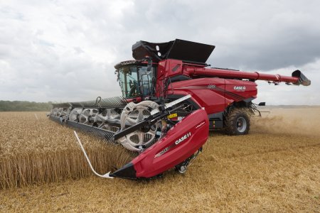 Sklízecí mlátička Case IH Axial-Flow 10 s lištou MacDon FD241 při sklizni obilí.