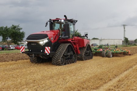 Pásový traktor Case IH Steiger 715 AFS Connect při práci na poli.