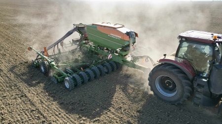 Traktor s připojeným secím strojem Amazone Cirrus 6004-2C provádí přímý výsev do zpracované půdy pomocí diskové secí lišty a pneumatického rozvodu osiva.