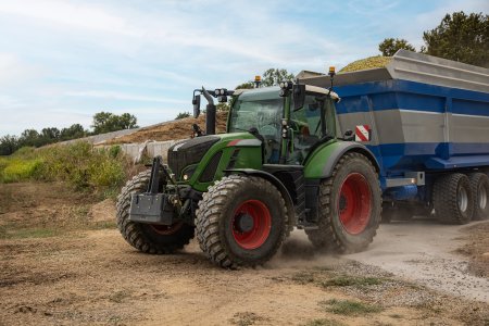 Traktor s přívěsem vybavený pneumatikami BKT RIDEMAX IT 697 při přepravě materiálu, které zajišťují stabilitu a nízký valivý odpor i v náročném provozu.